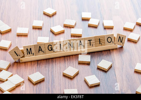 4 avril 2015 : Houston, TX, USA - Jeu de mots Scrabble carreaux bois Imagination orthographe Banque D'Images