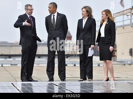 Le président américain Barack Obama les vues de panneaux solaires sur le toit sur le ministère de l'énergie avec le sous-secrétaire de l'énergie Dr Elizabeth Sherwood-Randall, Eric Haukdal et Kate Brandt lors d'une visite au ministère de l'énergie 19 mars 2015 à Washington, DC. Banque D'Images