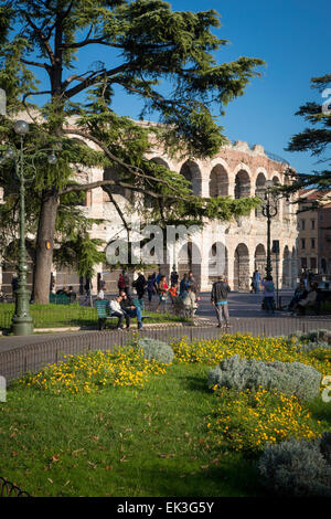 Les touristes autour d'Arena di Verona, Colisée romain dans la Piazza Bra, Vérone, Vénétie, Italie Banque D'Images