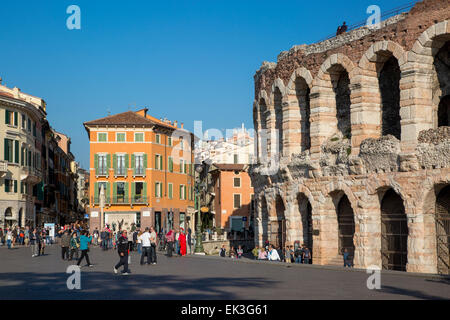 Les touristes autour d'Arena di Verona, Colisée romain dans la Piazza Bra, Vérone, Vénétie, Italie Banque D'Images