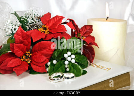 Poinsettia Noël bouquet de mariage blanc sur une Sainte Bible. Banque D'Images