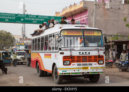 Les passagers à cheval sur le toit d'un bus au Sri Dungagarh, Rajasthan Banque D'Images