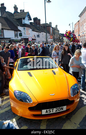 Horsham, Royaume-Uni. 06 avr, 2015. Une voiture Aston Martin jaune sur l'affichage à la Carfax, Horsham Horsham au cours de la Piazza Italia festival le lundi 6 avril 2015. Piazza Italia 2015 a eu lieu à Horsham, Sussex de l'Ouest, du vendredi 3 avril au lundi 6 avril 2015. Crédit : Christopher Mills/Alamy Live News Banque D'Images