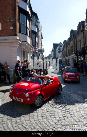 Horsham, Royaume-Uni. 06 avr, 2015. Fiat 500 rally voiture pendant la Horsham Piazza Italia festival le lundi 6 avril 2015. Piazza Italia 2015 a eu lieu à Horsham, Sussex de l'Ouest, du vendredi 3 avril au lundi 6 avril 2015. Crédit : Christopher Mills/Alamy Live News Banque D'Images