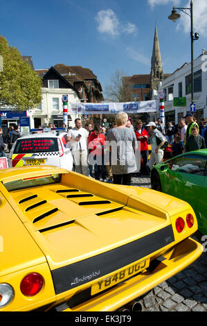 Horsham, Royaume-Uni. 06 avr, 2015. Voitures Lamborghini (en bas à gauche et droite) à la Carfax, Horsham Horsham au cours de la Piazza Italia festival le lundi 6 avril 2015. Piazza Italia 2015 a eu lieu à Horsham, Sussex de l'Ouest, du vendredi 3 avril au lundi 6 avril 2015. Crédit : Christopher Mills/Alamy Live News Banque D'Images