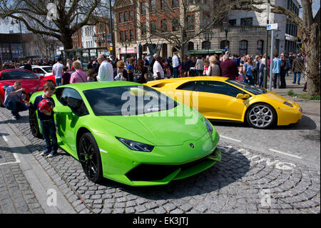 Horsham, Royaume-Uni. 06 avr, 2015. Voitures Lamborghini affiche dans la Carfax, Horsham Horsham au cours de la Piazza Italia, le lundi 6 avril 2015. Piazza Italia 2015 a eu lieu à Horsham, Sussex de l'Ouest, du vendredi 3 avril au lundi 6 avril 2015. Crédit : Christopher Mills/Alamy Live News Banque D'Images