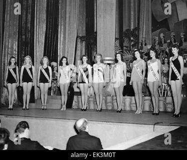 Gagnant Jo-Carroll Dennison, droite, et d'autres Miss America Pageant demi-finalistes, le 12 septembre 1942 Banque D'Images