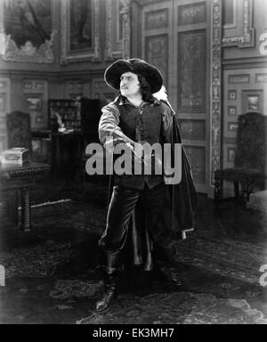 Douglas Fairbanks, sur-ensemble de la silent film 'Les Trois Mousquetaires', 1921 Banque D'Images