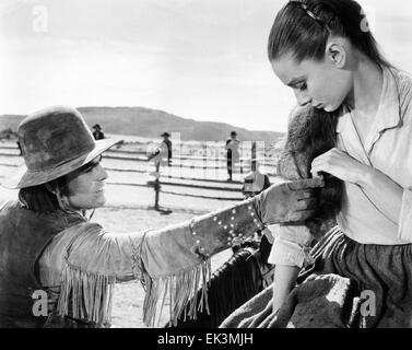 John Saxon, Audrey Hepburn, sur-ensemble de le film "The Unforgiven", 1960 Banque D'Images