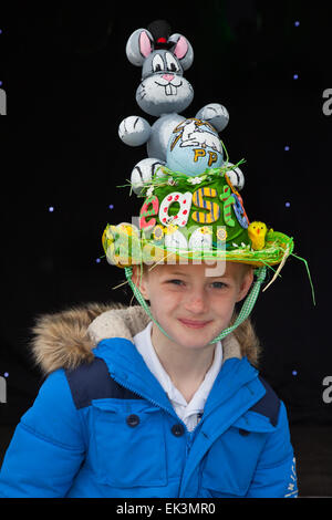 Concours de Pâques Bonnet à Avenham Park, Preston, Lancashire, Royaume-Uni le 6 avril 2015. Shaun Dunderdale, 8 ans au défilé et concours du capot de Pâques. Chaque lundi de Pâques, les œufs sont déroulés sur les pistes du parc Avenham – dans le passé, il s'agissait d'œufs durs à la décoration traditionnelle, mais ils sont souvent de la variété de chocolat. Banque D'Images