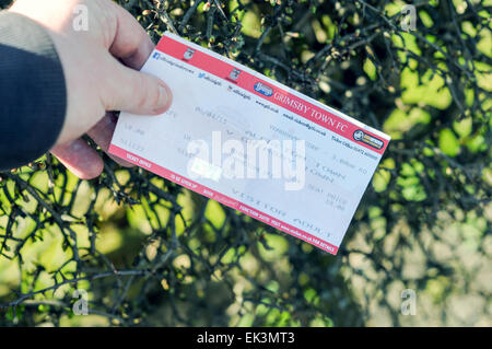 Alfreton Town, Derbyshire, Royaume-Uni. 06 avril 2015. Jusqu'à 2 500 fans à Grimsby arrivant à North Street football ground accueil du Derbyshire non-league football club' Worksop Town' .assistance totale était environ principalement-3,327 Grimsby Town fans. Les deux équipes jouent dans le Vanarama ligue conférence, Grimsby chasing promotion au football ligue la saison prochaine. De nombreux fans de Grimsby a regarder de l'extérieur de la terre . Credit : IFIMAGE/Alamy Live News Banque D'Images