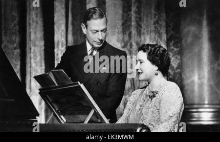 Le roi George VI, Sa Majesté la Reine Elizabeth, Portrait au piano, vers le milieu des années 30 Banque D'Images