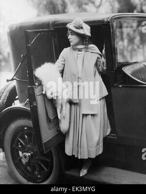 Portrait de Mary Pickford, sortant de voiture, vers le milieu des années 1910 Banque D'Images