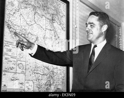 Robert Sargent Shriver, Jr., homme d'État américain et activiste, portrait en montrant la carte de l'Afrique tandis que Directeur du Corps de la paix, 1961 Banque D'Images