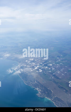 Vue sur la mer à travers la fenêtre de l'avion Banque D'Images