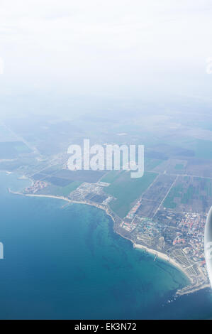 Vue sur la mer à travers la fenêtre de l'avion Banque D'Images