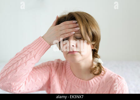 Femme tenant les mains sur sa tête, la dépression, la douleur, la migraine Banque D'Images