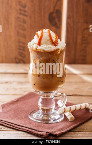 Café glacé avec du lait et de la crème caramel Banque D'Images