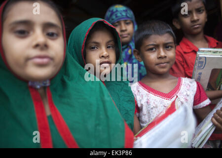 Dhaka, Bangladesh. 6ème apr 2015. Les enfants des taudis dans leur classe à Dhaka.Bangladesh a fait d'énormes progrès dans l'amélioration de l'éducation au cours des deux dernières décennies. Il dispose actuellement d'un des plus grands systèmes d'enseignement primaire dans le monde, avec environ 20 millions d'élèves âgés de 6 à 10 ans, avec quelques 365 000 enseignants travaillant dans les écoles de plus de 82 000.Bien que le Bangladesh a amélioré l'accès à l'éducation et obtenu l'équité entre les sexes dans l'enseignement primaire et secondaire, 5 millions d'étudiants sont encore hors de l'école. Credit : ZUMA Press, Inc./Alamy Live News Banque D'Images