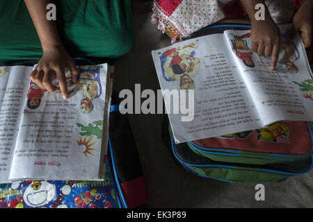 Dhaka, Bangladesh. 6ème apr 2015. Les enfants des taudis dans leur classe à Dhaka.Bangladesh a fait d'énormes progrès dans l'amélioration de l'éducation au cours des deux dernières décennies. Il dispose actuellement d'un des plus grands systèmes d'enseignement primaire dans le monde, avec environ 20 millions d'élèves âgés de 6 à 10 ans, avec quelques 365 000 enseignants travaillant dans les écoles de plus de 82 000.Bien que le Bangladesh a amélioré l'accès à l'éducation et obtenu l'équité entre les sexes dans l'enseignement primaire et secondaire, 5 millions d'étudiants sont encore hors de l'école. Credit : ZUMA Press, Inc./Alamy Live News Banque D'Images