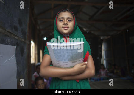 Dhaka, Bangladesh. 6ème apr 2015. Les enfants des taudis dans leur classe à Dhaka.Bangladesh a fait d'énormes progrès dans l'amélioration de l'éducation au cours des deux dernières décennies. Il dispose actuellement d'un des plus grands systèmes d'enseignement primaire dans le monde, avec environ 20 millions d'élèves âgés de 6 à 10 ans, avec quelques 365 000 enseignants travaillant dans les écoles de plus de 82 000.Bien que le Bangladesh a amélioré l'accès à l'éducation et obtenu l'équité entre les sexes dans l'enseignement primaire et secondaire, 5 millions d'étudiants sont encore hors de l'école. Credit : ZUMA Press, Inc./Alamy Live News Banque D'Images