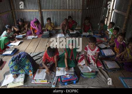 Dhaka, Bangladesh. 6ème apr 2015. Les enfants des taudis dans leur classe à Dhaka.Bangladesh a fait d'énormes progrès dans l'amélioration de l'éducation au cours des deux dernières décennies. Il dispose actuellement d'un des plus grands systèmes d'enseignement primaire dans le monde, avec environ 20 millions d'élèves âgés de 6 à 10 ans, avec quelques 365 000 enseignants travaillant dans les écoles de plus de 82 000.Bien que le Bangladesh a amélioré l'accès à l'éducation et obtenu l'équité entre les sexes dans l'enseignement primaire et secondaire, 5 millions d'étudiants sont encore hors de l'école. Credit : ZUMA Press, Inc./Alamy Live News Banque D'Images