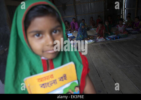 Dhaka, Bangladesh. 6ème apr 2015. Les enfants des taudis dans leur classe à Dhaka.Bangladesh a fait d'énormes progrès dans l'amélioration de l'éducation au cours des deux dernières décennies. Il dispose actuellement d'un des plus grands systèmes d'enseignement primaire dans le monde, avec environ 20 millions d'élèves âgés de 6 à 10 ans, avec quelques 365 000 enseignants travaillant dans les écoles de plus de 82 000.Bien que le Bangladesh a amélioré l'accès à l'éducation et obtenu l'équité entre les sexes dans l'enseignement primaire et secondaire, 5 millions d'étudiants sont encore hors de l'école. Credit : ZUMA Press, Inc./Alamy Live News Banque D'Images