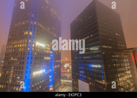 Une longue exposition à l'échelle du centre-ville de Dallas au Texas gratte-ciel sur une nuit de brouillard brumeux. Banque D'Images