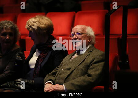 Dublin, Irlande. 06 avr, 2015. Droit de l'Abbey Theatre de Dublin City où le président irlandais Michael D. Higgins participe à une série de conférences dans le cadre de la "Route de l'Insurrection de Pâques 1916 à la hausse' Crédit commémorations : Brendan Donnelly/Alamy Live News Banque D'Images