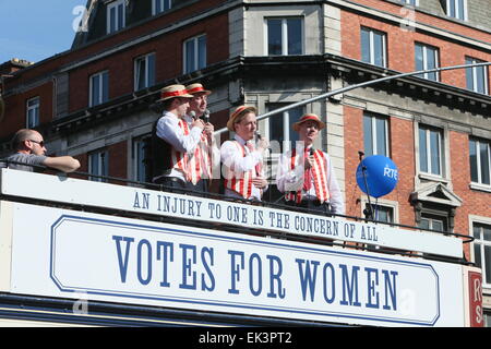 Dublin, Irlande. 06 avr, 2015. Barbershop singers pendant la récréation de Pâques 1915 dans le centre-ville de Dublin dans le cadre de la rébellion de 1916 événements de commémoration. La "Route de l'augmentation" de manifestations auront lieu à Dublin, O'Connell Street. Credit : Brendan Donnelly/Alamy Live News Banque D'Images