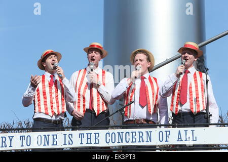 Dublin, Irlande. 06 avr, 2015. Barbershop singers pendant la récréation de Pâques 1915 dans le centre-ville de Dublin dans le cadre de la rébellion de 1916 événements de commémoration. La "Route de l'augmentation" de manifestations auront lieu à Dublin, O'Connell Street. Credit : Brendan Donnelly/Alamy Live News Banque D'Images