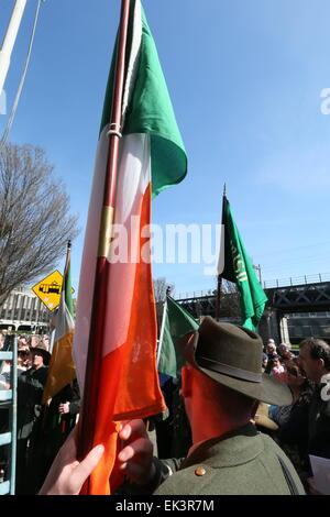 Dublin, Irlande. 06 avr, 2015. Droit de la ville de Dublin où une cérémonie et reconstitution de l'hissage du drapeau de l'armée de citoyens au Liberty Hall en 1916 par Molly O'Reilly est organisé par l'Amérique du centre-ville de Folklore Projet. Le rassemblement a lieu dans le cadre de l'Insurrection de Pâques 1916 commémorations. Credit : Brendan Donnelly/Alamy Live News Banque D'Images