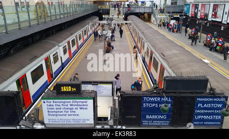 Londres, Royaume-Uni. 4 avril, 2015. Deux trains en direction de la District Line jusqu'à Earl's Court Station. Crédit : David Mbiyu/ Alamy Live News Banque D'Images