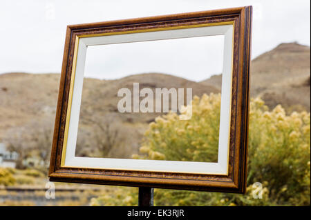Un artiste a placé de façon créative des cadres dans des endroits stratégiques sur la propriété des chemins de fer abandonnés près de Salida, Colorado, USA Banque D'Images