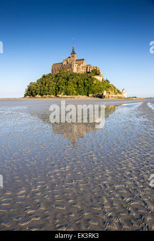 France, Manche, baie du Mont Saint Michel, classé au Patrimoine Mondial par l'UNESCO, le Mont Saint Michel à marée basse Banque D'Images