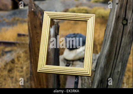 Un artiste a placé de façon créative des cadres dans des endroits stratégiques sur la propriété des chemins de fer abandonnés près de Salida, Colorado, USA Banque D'Images