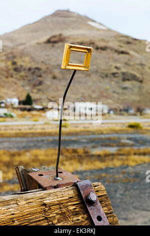 Un artiste a placé de façon créative des cadres dans des endroits stratégiques sur la propriété des chemins de fer abandonnés près de Salida, Colorado, USA Banque D'Images