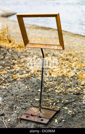 Un artiste a placé de façon créative des cadres dans des endroits stratégiques sur la propriété des chemins de fer abandonnés près de Salida, Colorado, USA Banque D'Images