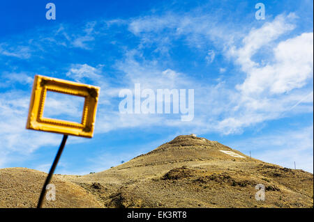 Un artiste a placé de façon créative des cadres dans des endroits stratégiques sur la propriété des chemins de fer abandonnés près de Salida, Colorado, USA Banque D'Images