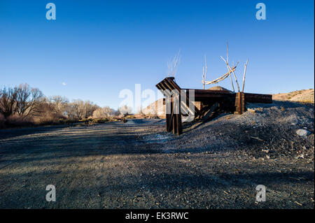 La terre de l'autre côté de la rivière Arkansas du centre-ville de Salida, Colorado, est vacant et stérile, administré par l'Union Pacific Railroad. Banque D'Images