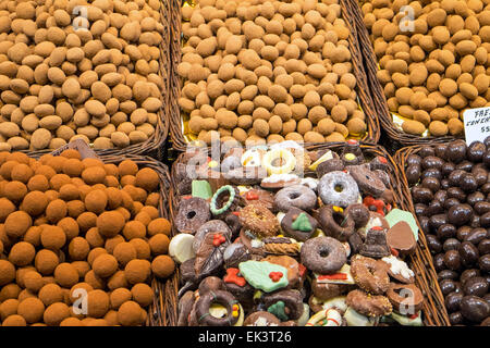 Chocolat et autres sucreries à la marché de la Boqueria à Barcelone Banque D'Images