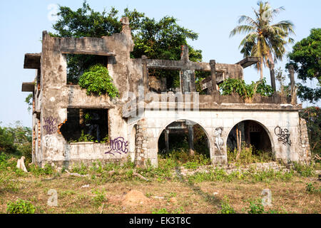 Façade de la villa coloniale française abandonnée à Kep, au Cambodge. Banque D'Images