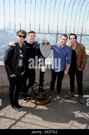 New York, NY, USA. 6ème apr 2015. Alex Gaskarth, Zack Merrick, Rian Dawson, Jack Barakat, lors d'une apparition publique pour tous les temps faibles promeut un Nouveau futur album COEURS, Empire State Building, New York, NY Avril 6, 2015. Credit : Derek Storm/Everett Collection/Alamy Live News Banque D'Images