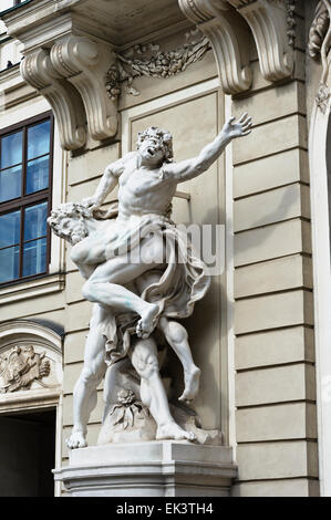 Statue d'Héraclès combattant Antaeus en dehors de St Michael's gate du palais impérial Hofburg, Vienne, Autriche. Banque D'Images