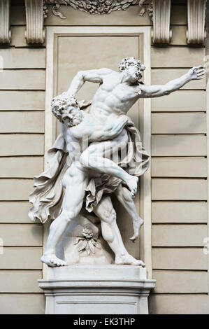 Statue d'Héraclès combattant Antaeus en dehors de St Michael's gate du palais impérial Hofburg, Vienne, Autriche. Banque D'Images