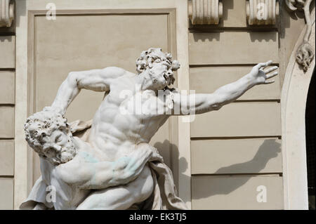 Statue d'Héraclès combattant Antaeus en dehors de St Michael's gate du palais impérial Hofburg, Vienne, Autriche. Banque D'Images