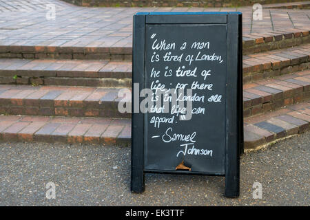 Samuel Johnson Citation Ecrite Sur Un Panneau Publicitaire Dans La Rue De Londres Londres Angleterre Photo Stock Alamy
