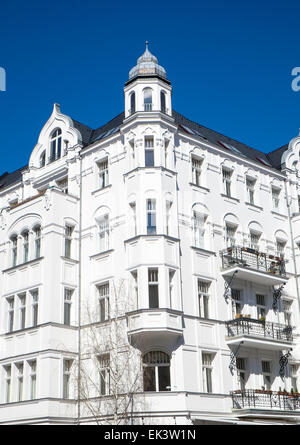 Un ancien bâtiment résidentiel blanc vu à Berlin Banque D'Images