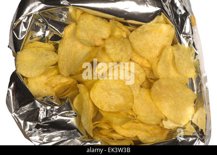 Croustilles de pommes de terre dans un sac en aluminium déchiré Banque D'Images