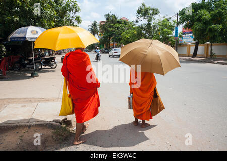 Le moine bouddhiste dans leur ronde, mendier l'aumône à Kampot, Cambodge, en Asie. Banque D'Images